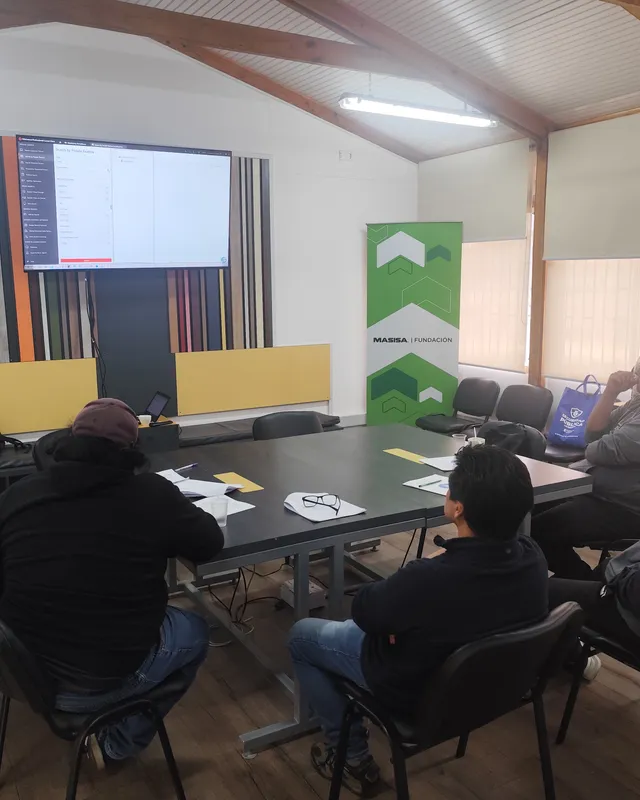 Ociel Arcos dictando un curso de operador de CCTV