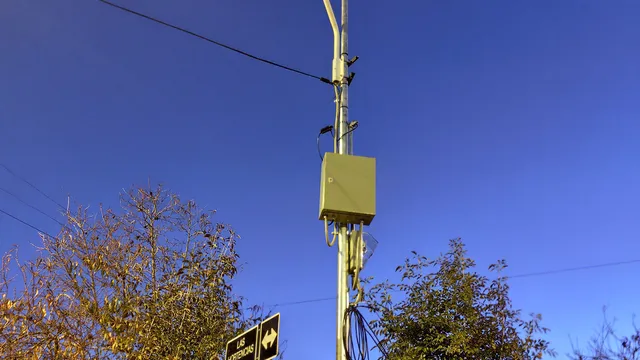 Poste con cámara PTZ instalada al atardecer